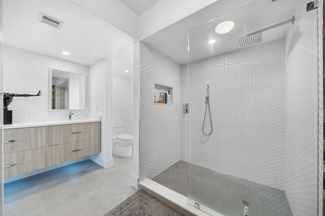 Building Photo - 511 Bayshore Dr