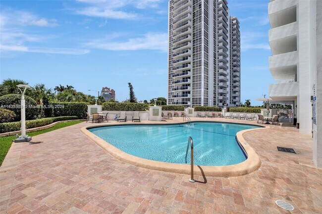 Building Photo - 2715 N Ocean Blvd