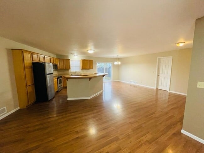 Building Photo - Italian Estates Property Management