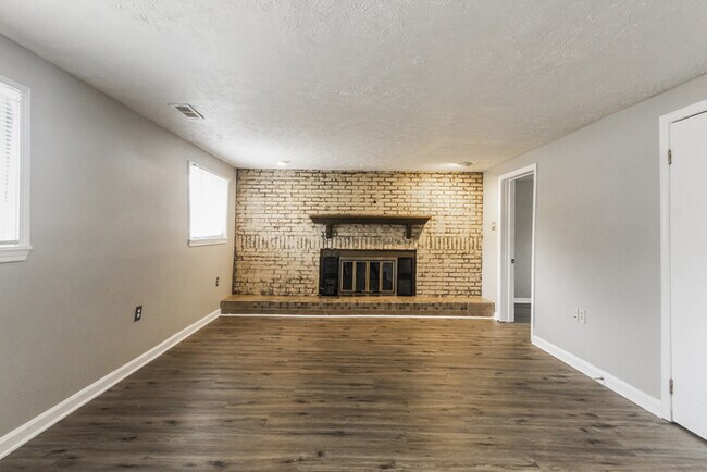Building Photo - Stunning 3 Bedroom Home