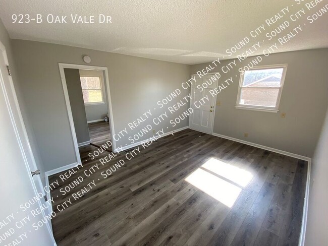 Building Photo - 923 Oak Vale Dr