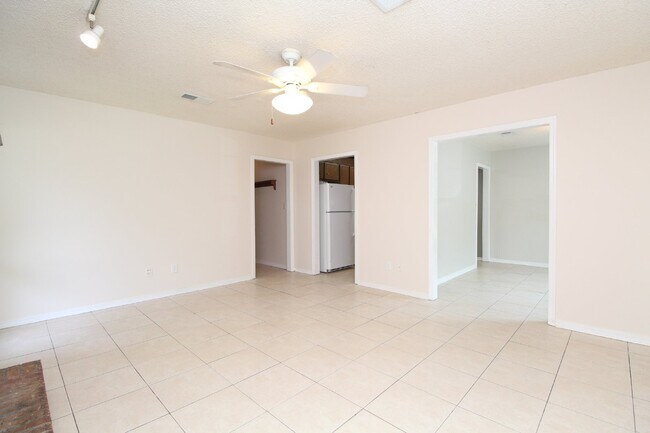 Building Photo - 3BR Home in Milton | All Tile Flooring (No Carpet) | Fenced Yard + Garage | Available 5/1.