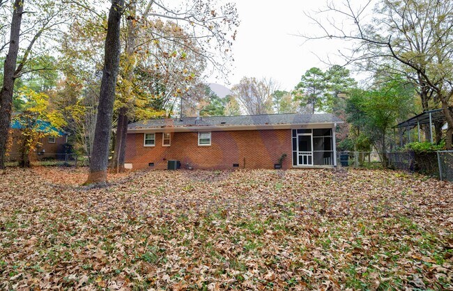 Building Photo - Refreshed 3 Bedroom / 2.5 Bath Ranch Style Home in Parkwood Neighborhood!