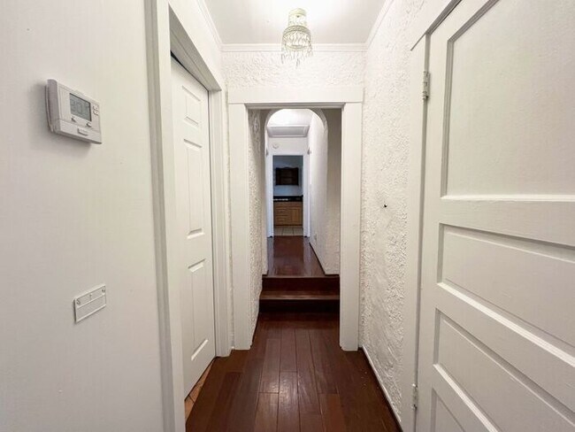 Building Photo - 2 bed 1 bath + Bonus Room