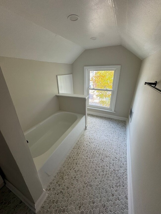 Building Photo - 714 Clinton Ave