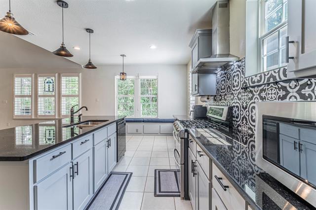 Building Photo - 1115 Douglas Dr