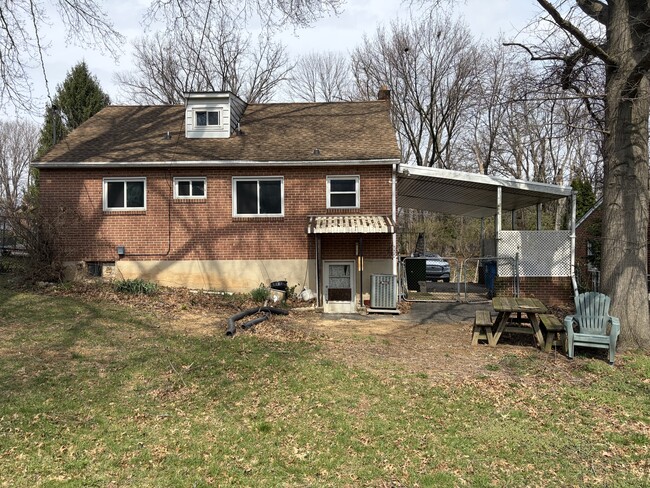 Building Photo - 741 York St