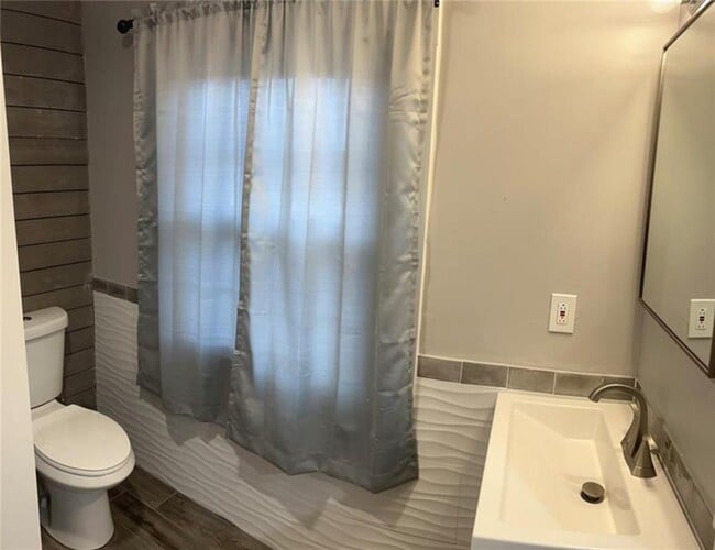 Building Photo - 110 Post Rd