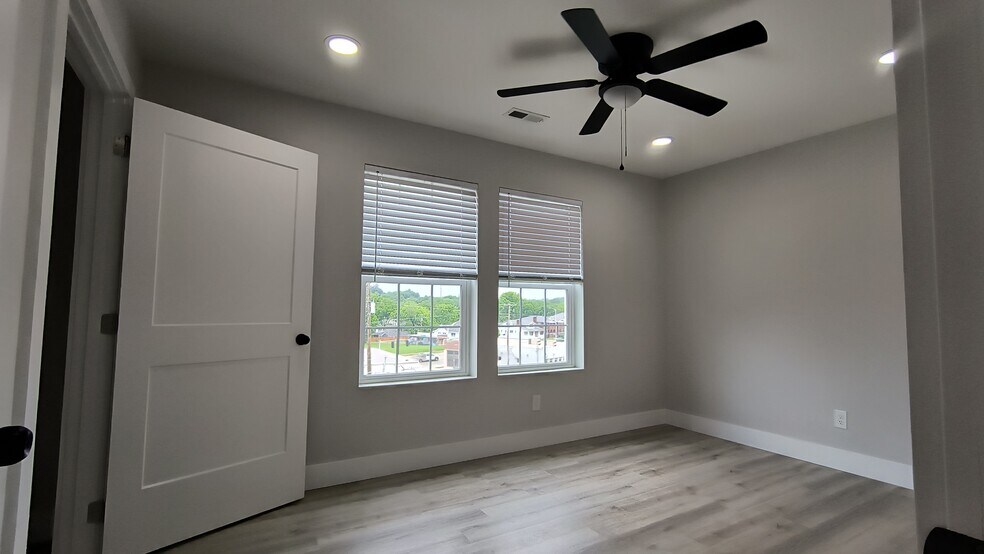 Building Photo - 2139 Linden Ave