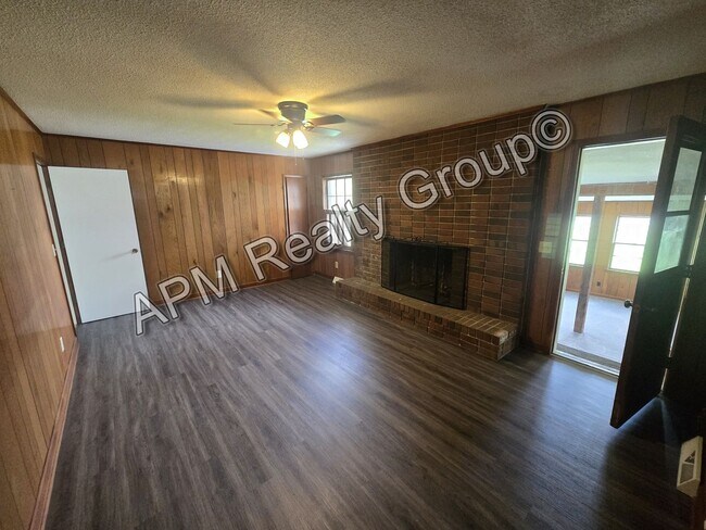 Building Photo - Spacious three bedroom West Columbia home