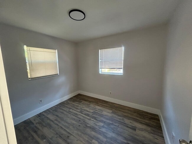 Building Photo - 2/1 updated duplex Tampa Move in Special!!