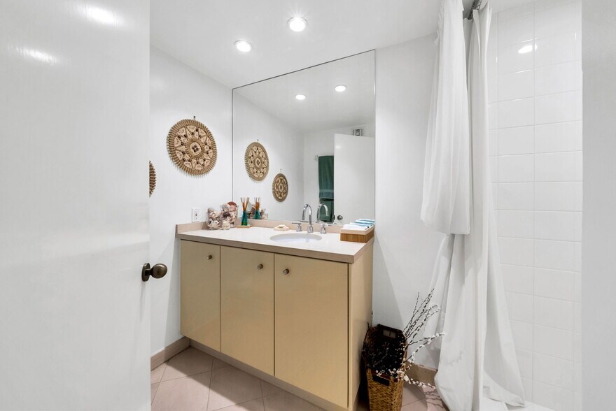 Building Photo - 7259 Hillside Ave