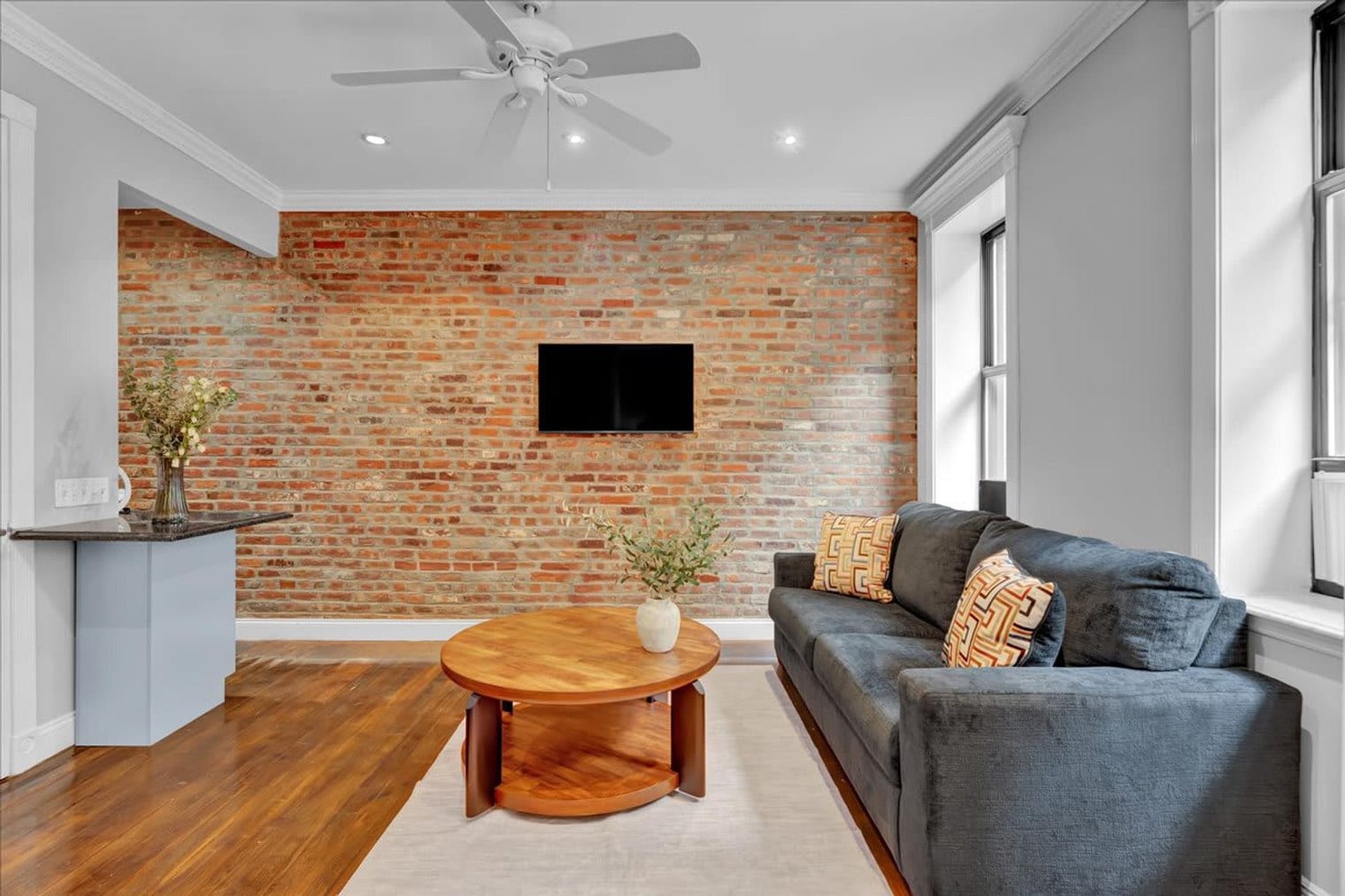 Building Photo - 346 E 18th St