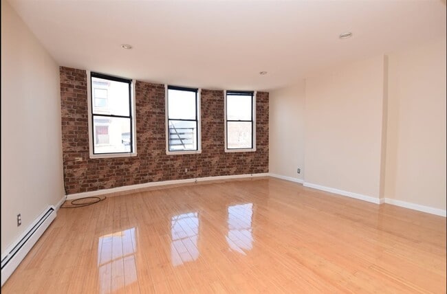 Primary Photo - 546-548 Broadway