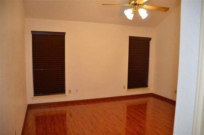 Building Photo - 1115 Faircrest Dr