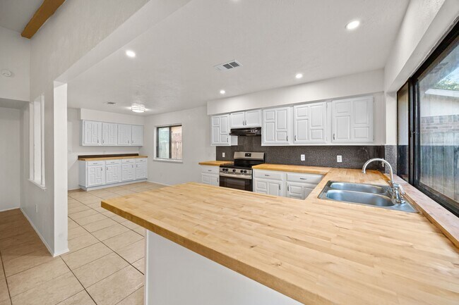 Building Photo - 16610 Carbridge Dr