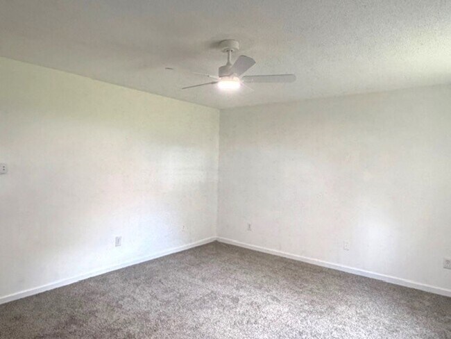 Building Photo - ~ Cute 2-Bedroom Home w/fenced back yard! ~