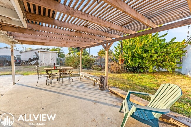 Building Photo - Beautifully Updated 1 Bed/1 Bath Single-Fa...