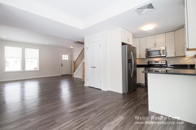 Primary Photo - 37 Cottage Park Ave