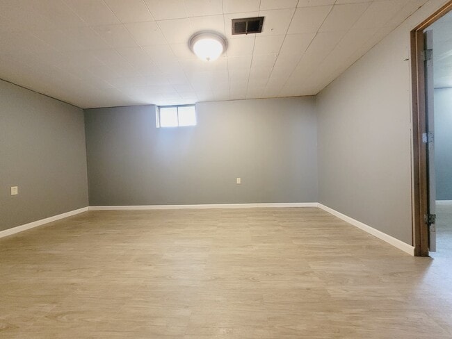 Building Photo - 1320 N Broadwell Ave