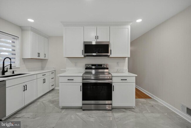 Building Photo - 6206 Hillview Ave
