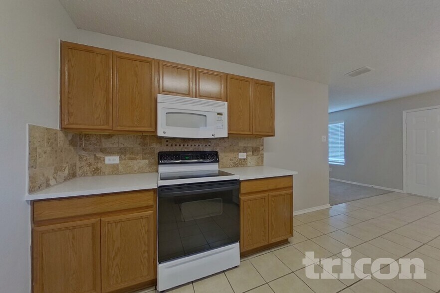 Building Photo - 4865 Waterford Dr