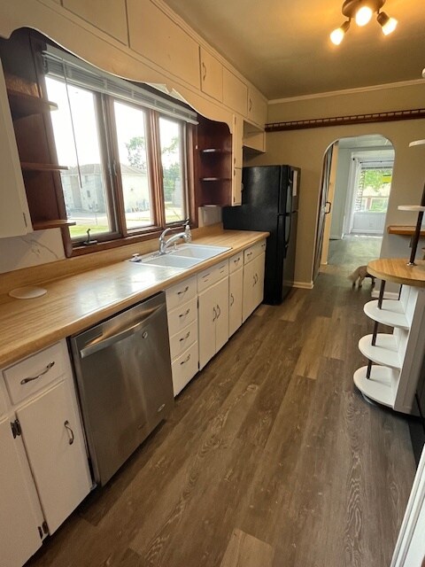 Kitchen - 1800 N Rosewood Ave