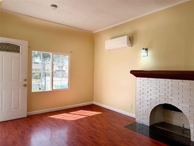 Building Photo - 607 W 101st St