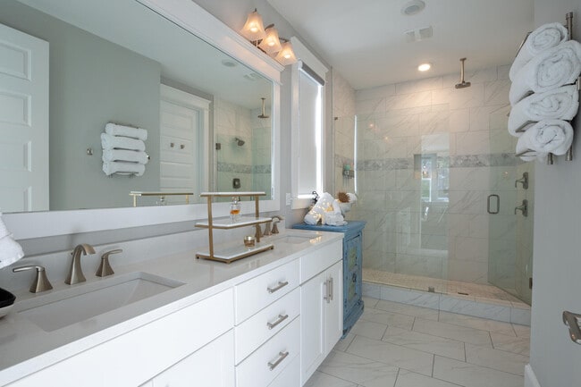 Building Photo - 4 Clipper St