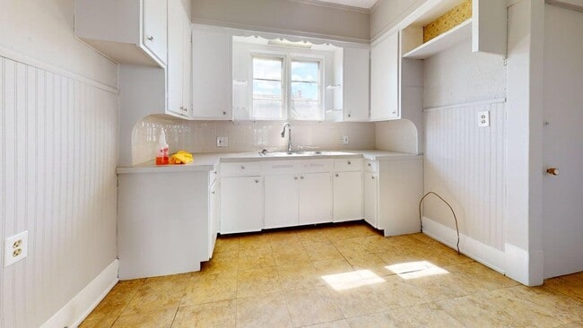Building Photo - Beautiful 3 Bedroom 2 bathroom - Single Family Home