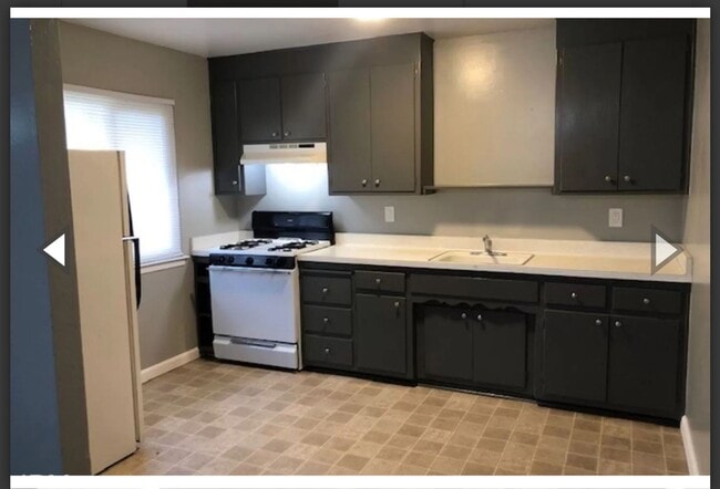 Building Photo - Charming 2x1 With Attached Garage & Backyard!