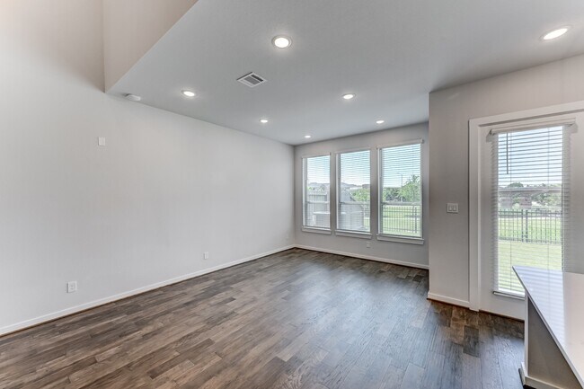 Building Photo - 6570 Scarlet Pond Ln