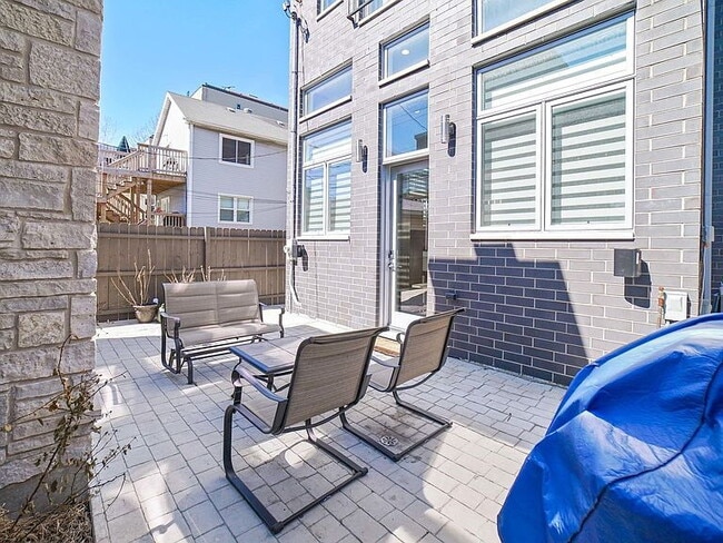 Building Photo - "Spacious 5-Bedroom Gem with 3 Full Baths in the Heart of Chicago – 4,200 Sq Ft of Comfort and St...