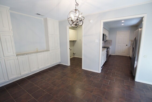 Building Photo - Available Now: Stunning 4-bedroom, 2-bath ...