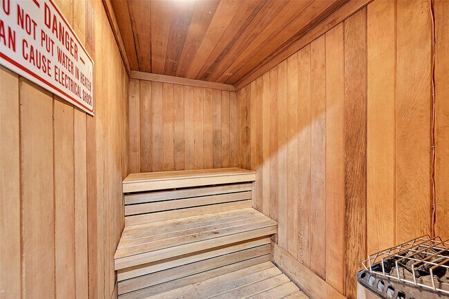 Building Photo - 719 Gardens Dr