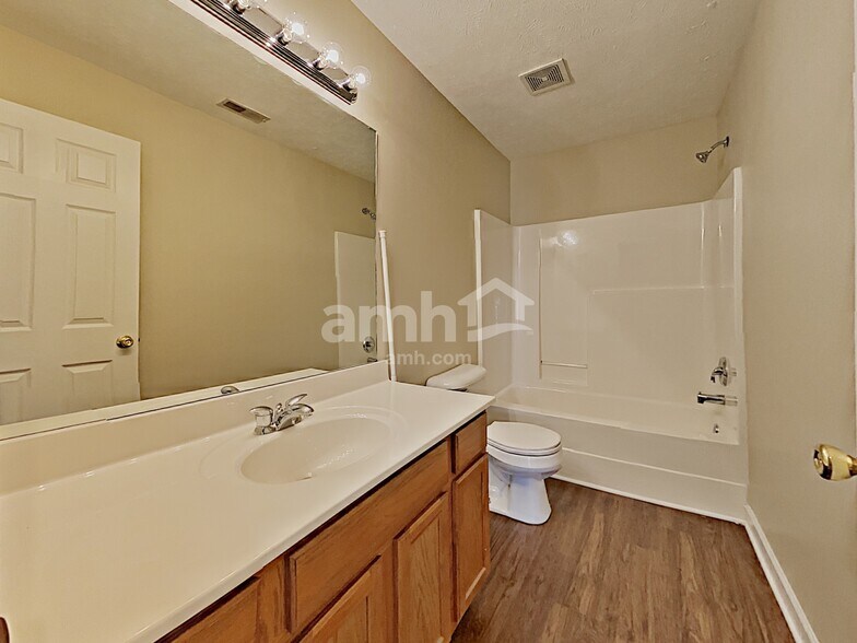 Building Photo - 8026 Meadowview Ln