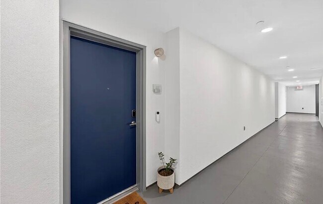 Building Photo - **150 The Promenade N #415 Long Beach** Upstairs Spacious 2 bedroom 2 bath !!2 weeks free OAC!!