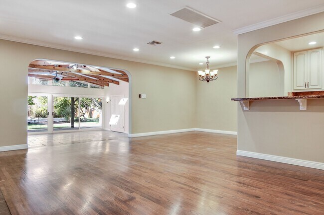 Building Photo - 5923 Jumilla Ave