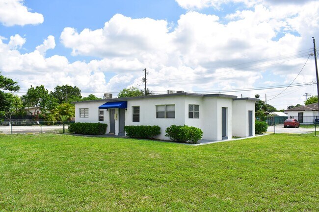 Building Photo - AVAILABLE NOW: For Rent - 1/1 Apartment fo...