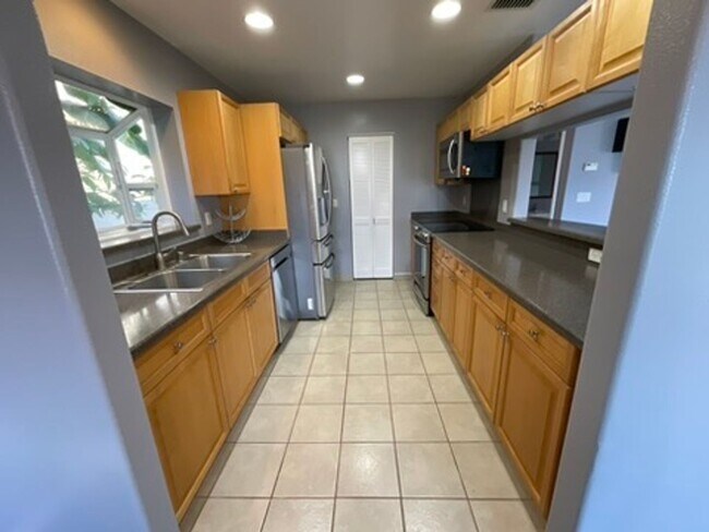 Building Photo - 4 bedroom, 2.5 bath, Mountain and Ocean Ba...