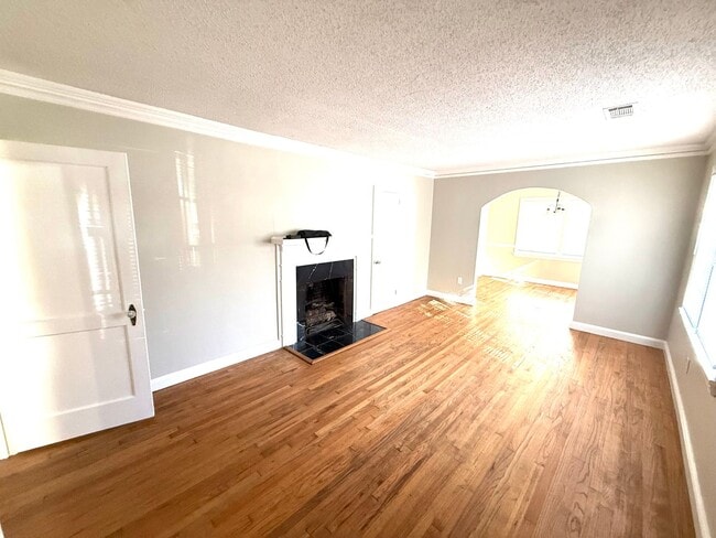 Building Photo - ** 3 Bed 1 Bath located in Cloverdale ** Call 334-366-9198 to schedule a self tour