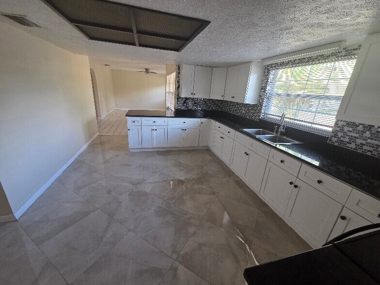 Building Photo - 8649 Forest Lake Dr