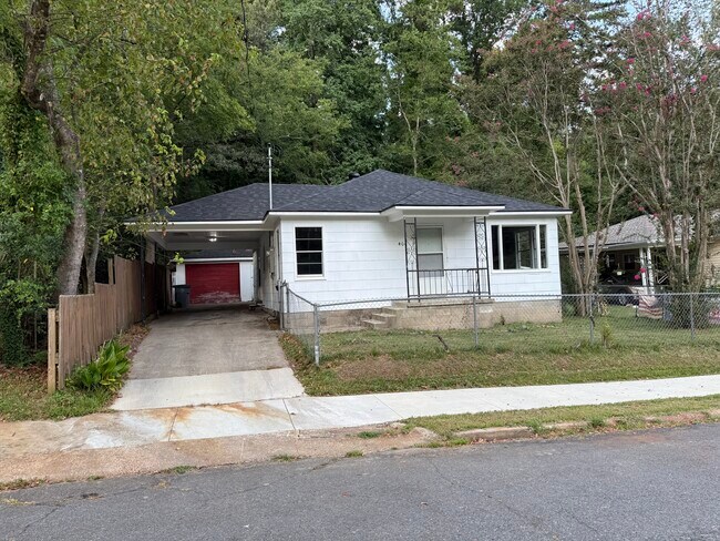 Building Photo - 404 Holly St