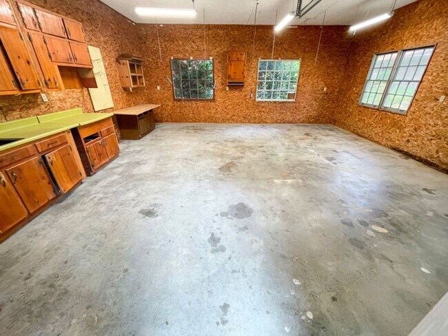Building Photo - Renovated 3BR Ranch w/Basement