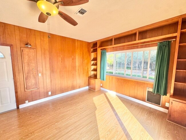 Building Photo - Stunning 3-bedroom, 2-bathroom home with a bonus room/office!