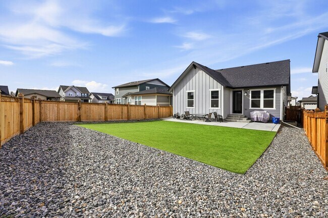 Building Photo - Modern Home in Brighton!