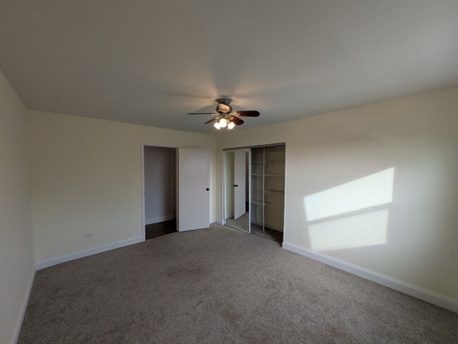 Building Photo - Spacious 3BR / 2BA Condo in Buffalo Grove private balcony, fireplace - Rent includes Heat,  Water...