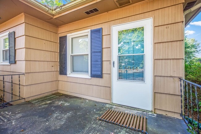 Building Photo - 5038 Pinewood Dr