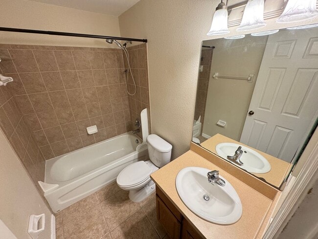 Building Photo - $300 OFF A MONTH OF RENT! Lovely, Spacious 2 Bedroom, 2 Bathroom Home in Sebring!!