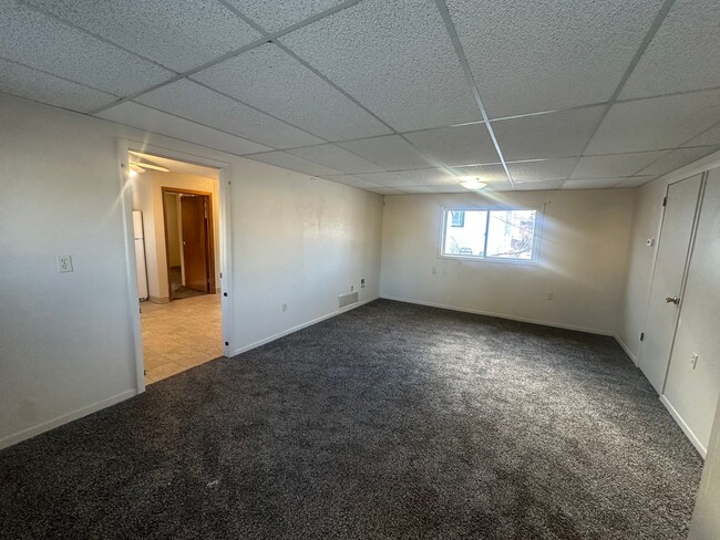 Building Photo - Two Bedroom, Pet Friendly House!